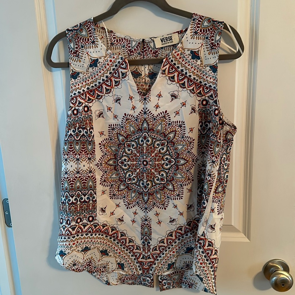 Women’s medium sleeveless split neck top